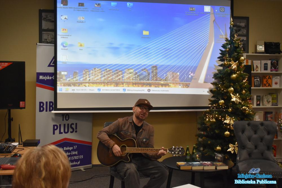 Busko-Zdrój w rytmie szant, kryminałów i gitarowych strun czyli jak Krzysztof Beśka rozkołysał bibliotekę jak pokład fregaty