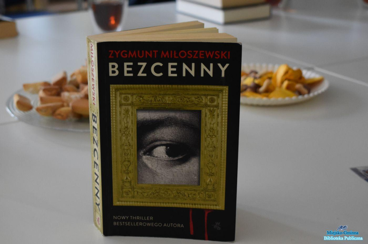 Książka stoi na stoliku