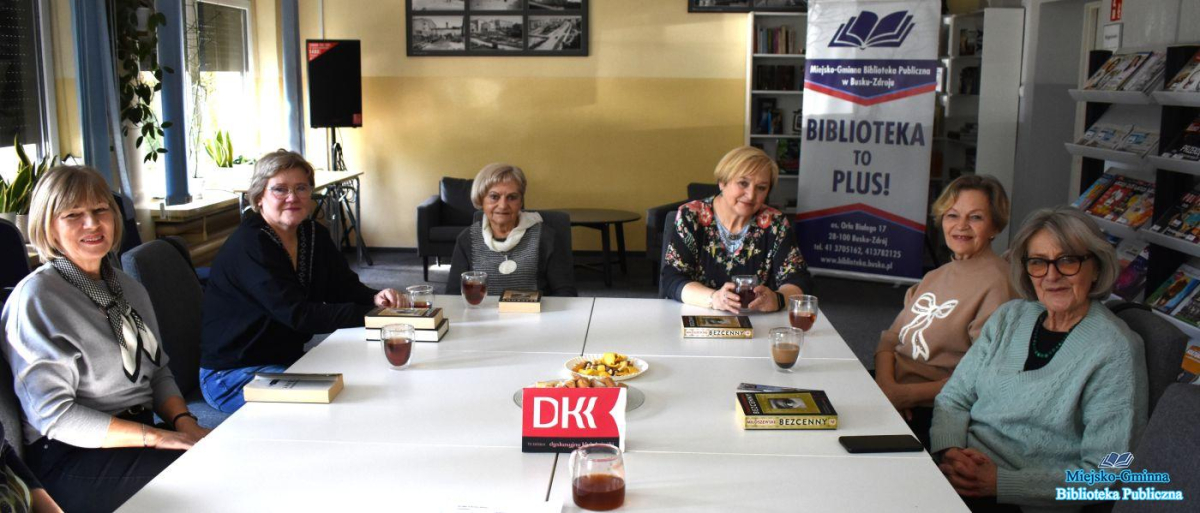 Panie siedzą przy stoliku