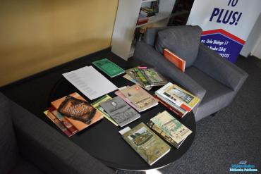 Książki leżą na stoliku