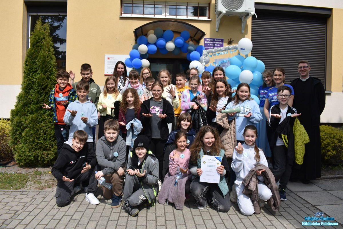 zdjęcie grupowe przed biblioteką