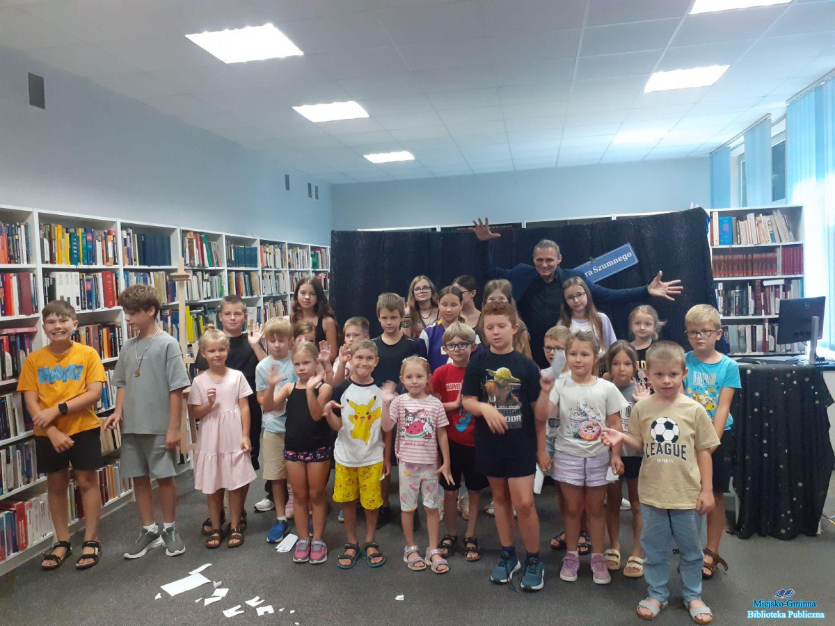 Pan z dziećmi pozuje do zdjęcia grupowego
