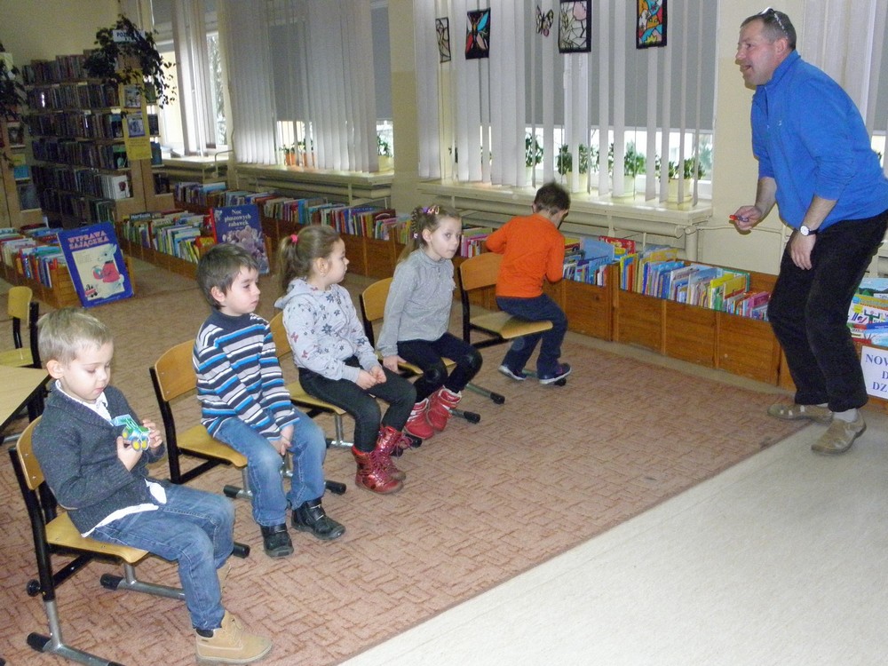 Książki, kredki i dinozaur - maluchy ze Słabkowic gościły w Bibliotece. 