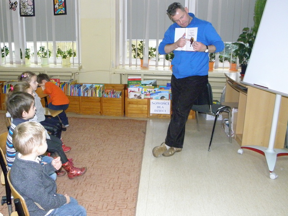 Książki, kredki i dinozaur - maluchy ze Słabkowic gościły w Bibliotece. 