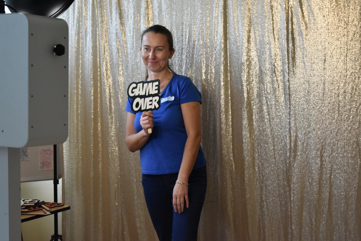 Pani bibliotekarka pozuje do zdjęć z napisem game over