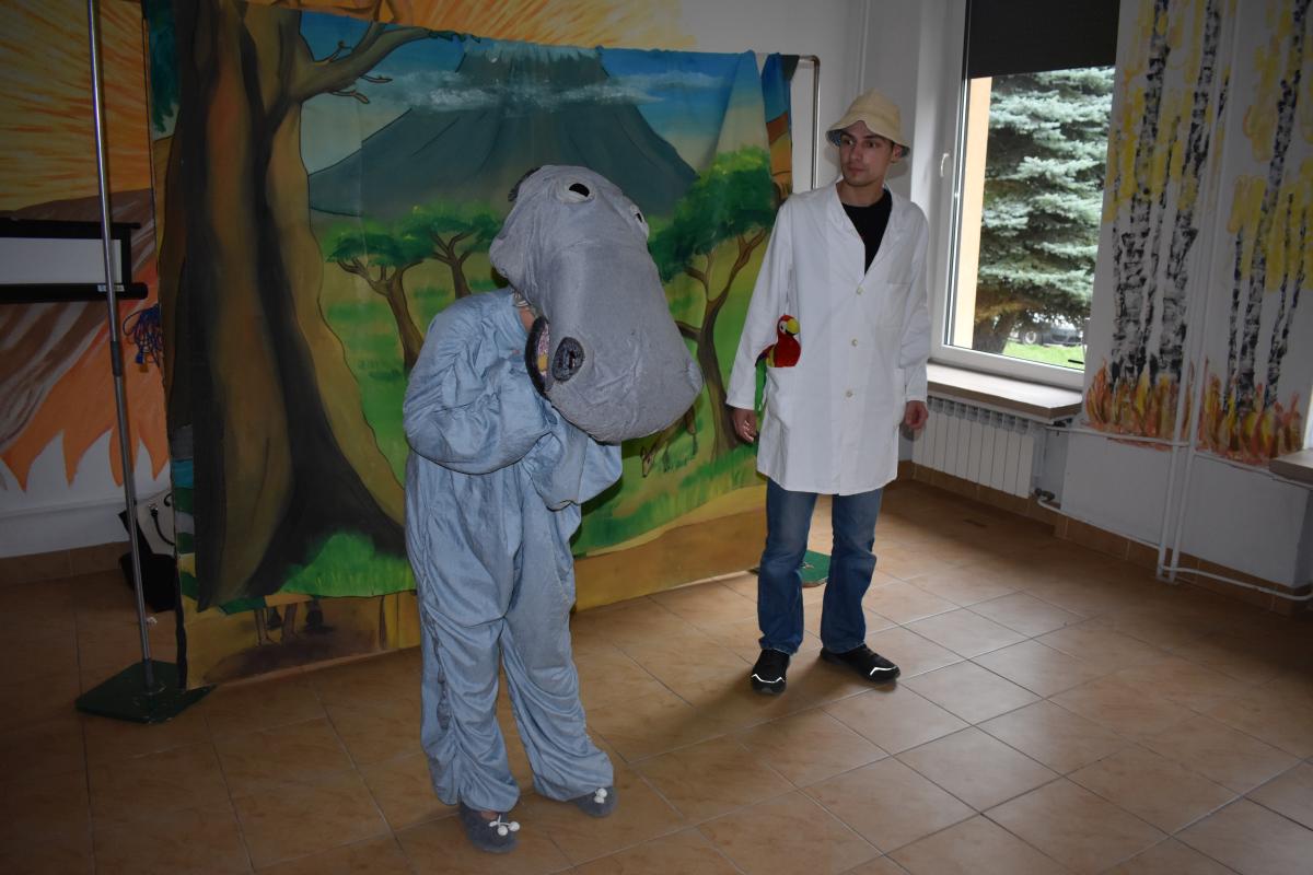 Pani przebrana za hipopotama stoi obok Pana w kapelusiku 