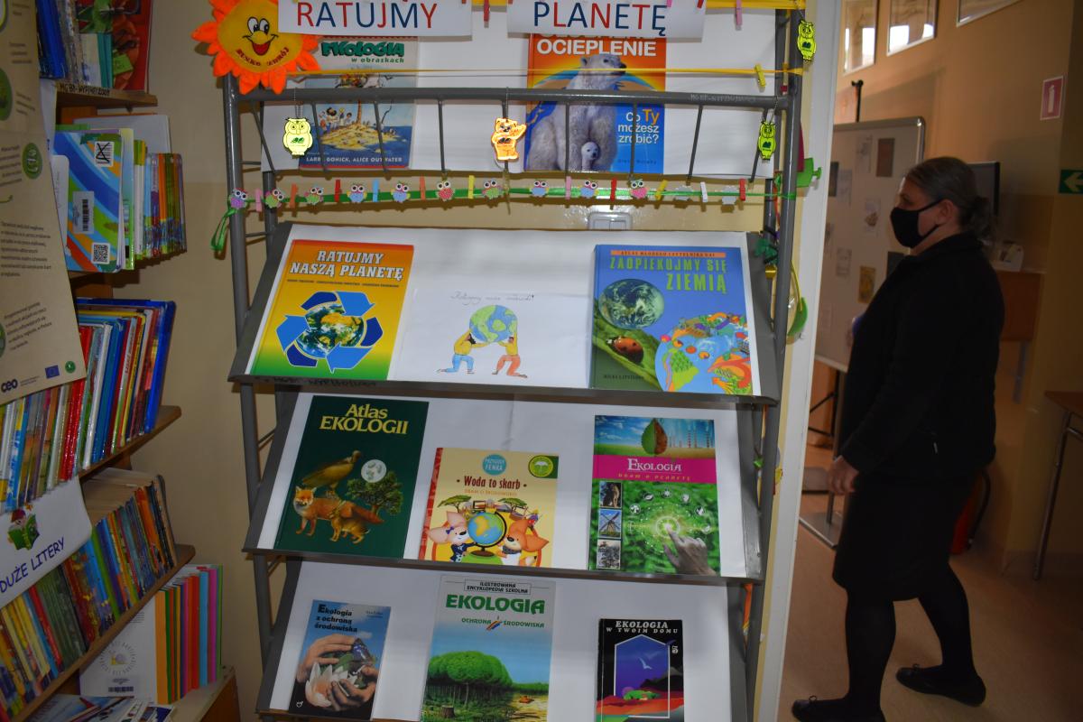 wystawa książek o ratowaniu planety