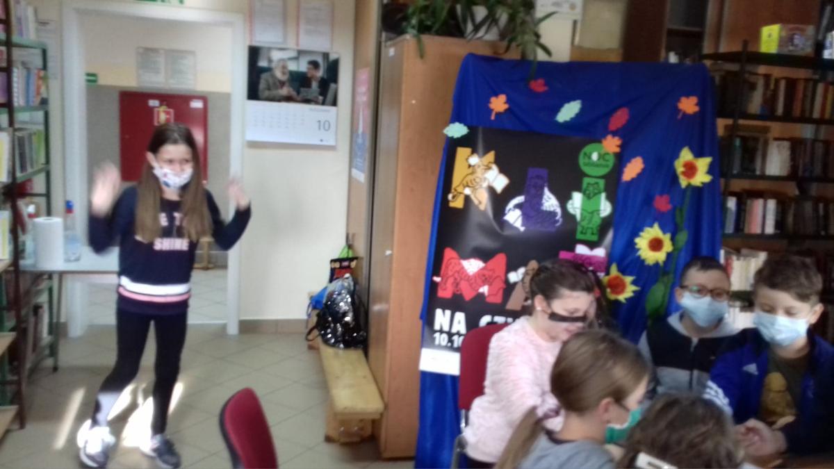 Dzieci bawią się w bibliotece
