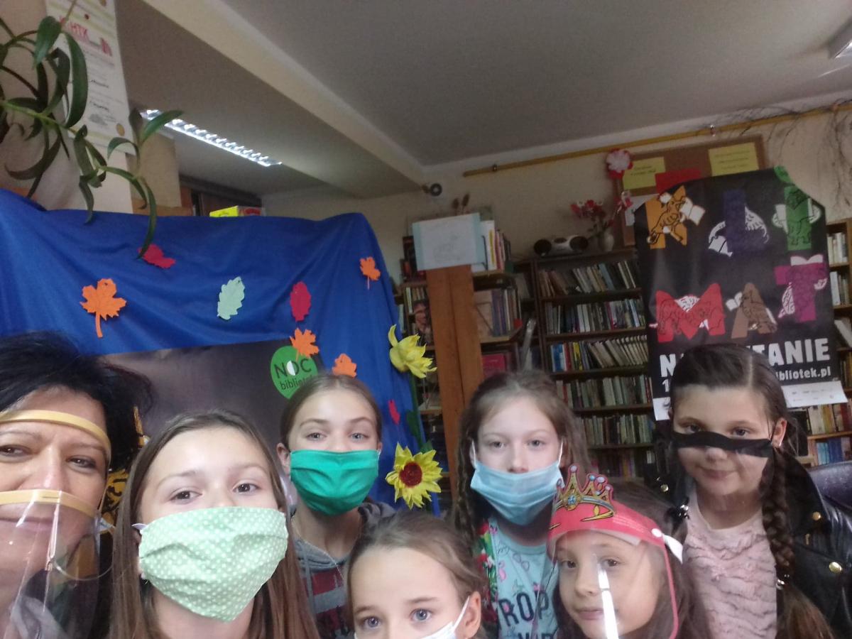 Wspólne zdjęcie dzieci z Panią Martą
