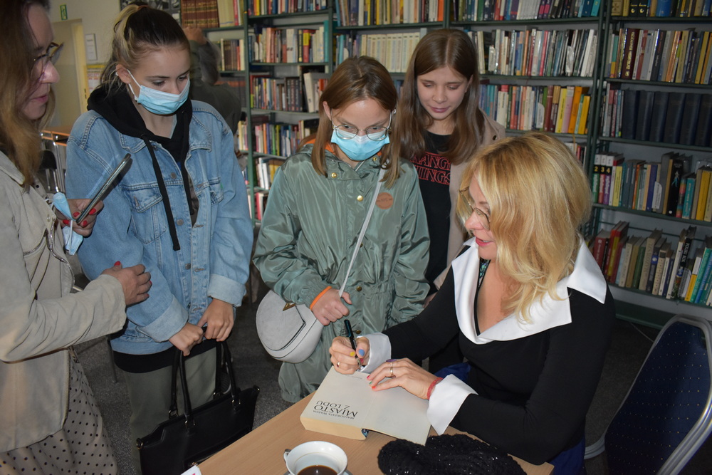 Małgorzata Warda podpisuje książki dla młodzieży