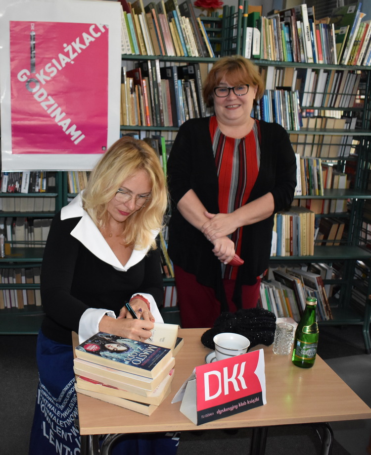 Małgorzata Warda rozdaje autografy
