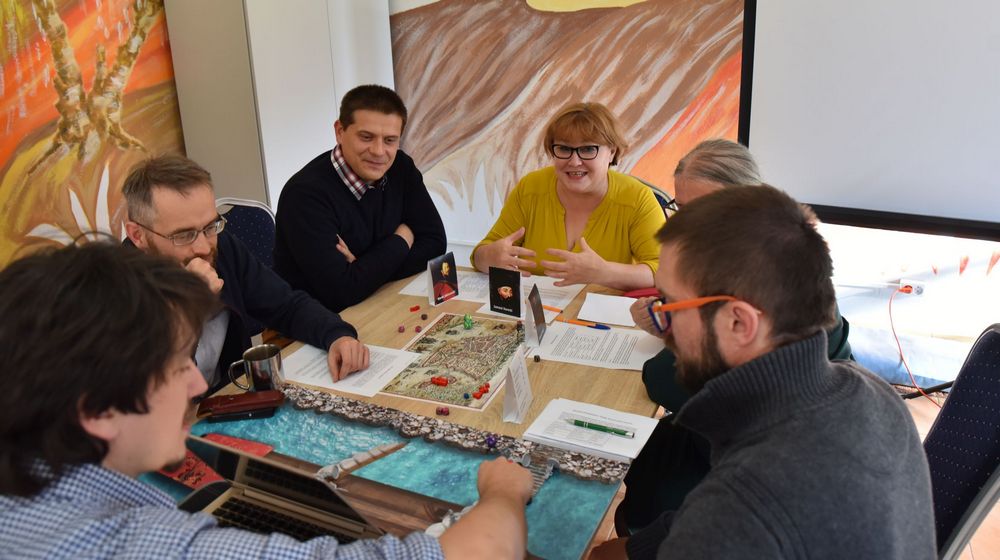Kilka osób gra w grę historyczną fabularną
