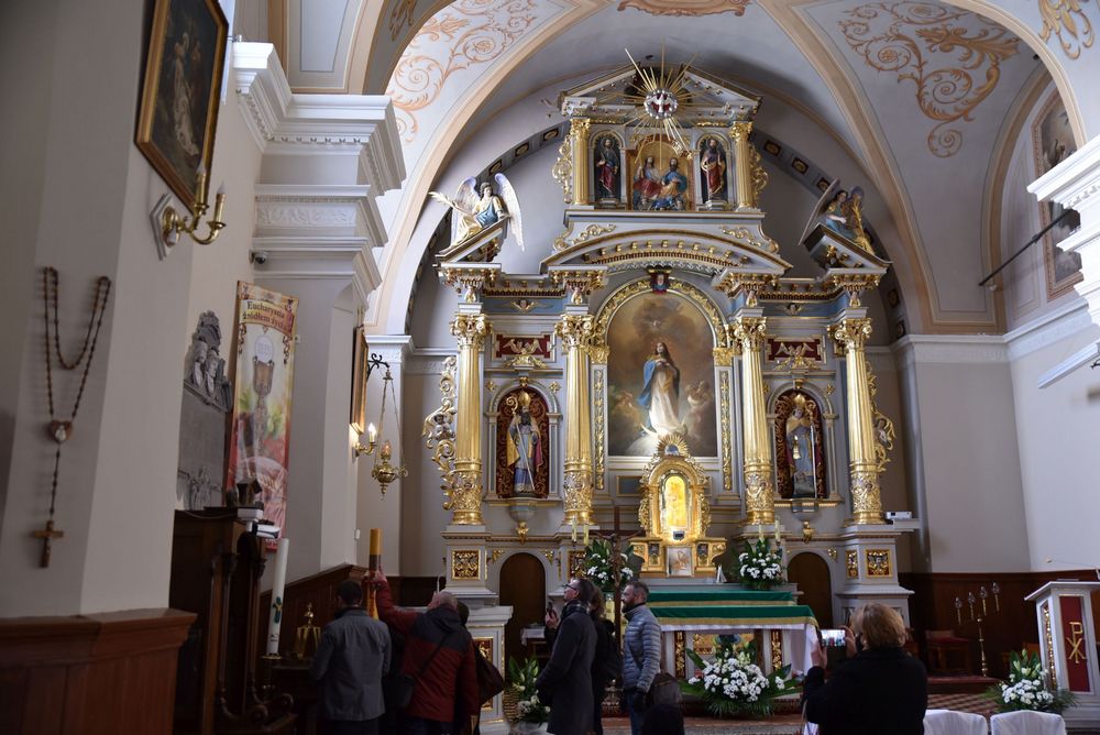 Ołtarz główny w kościele 1