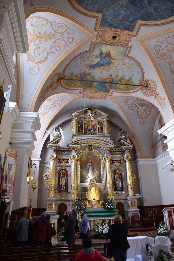 Ołtarz główny w kościele 1
