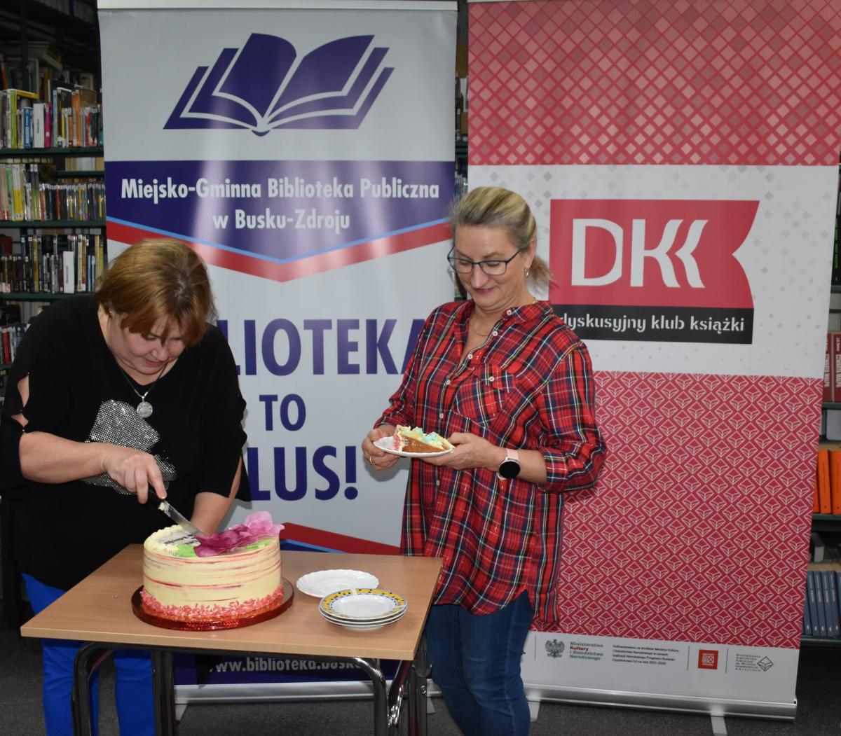 Kobieta kroi tort
