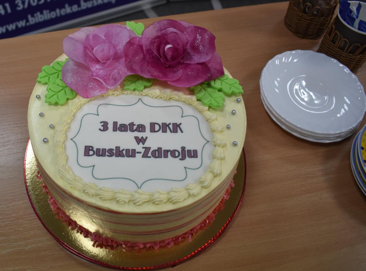 Tort stoi na stoliku 