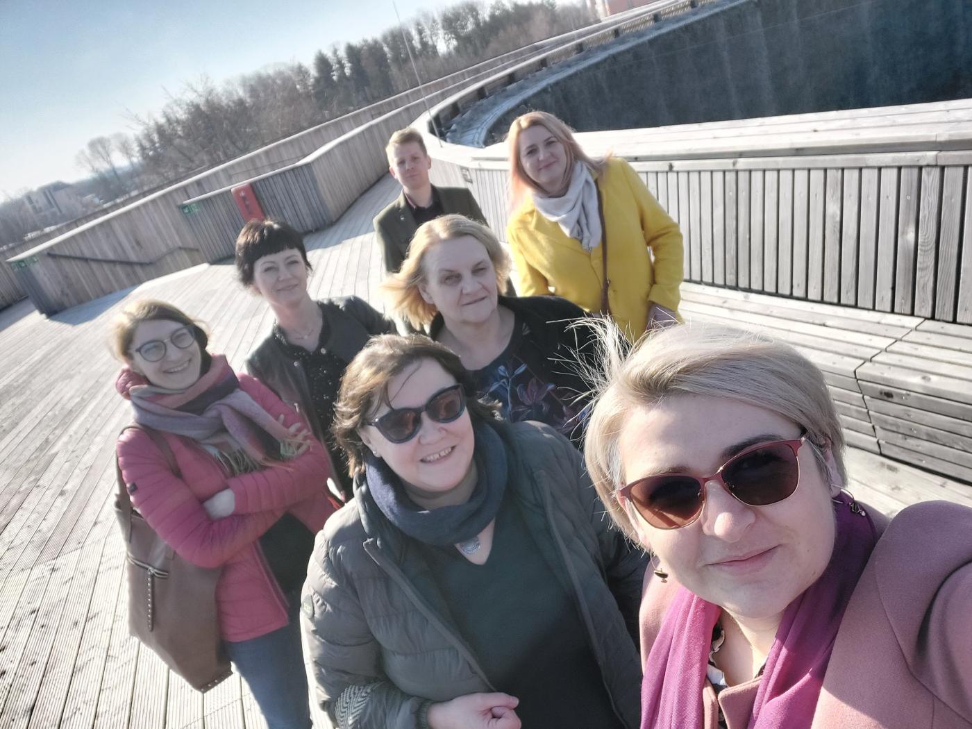 Grupa osób podczas zwiedzania tężni