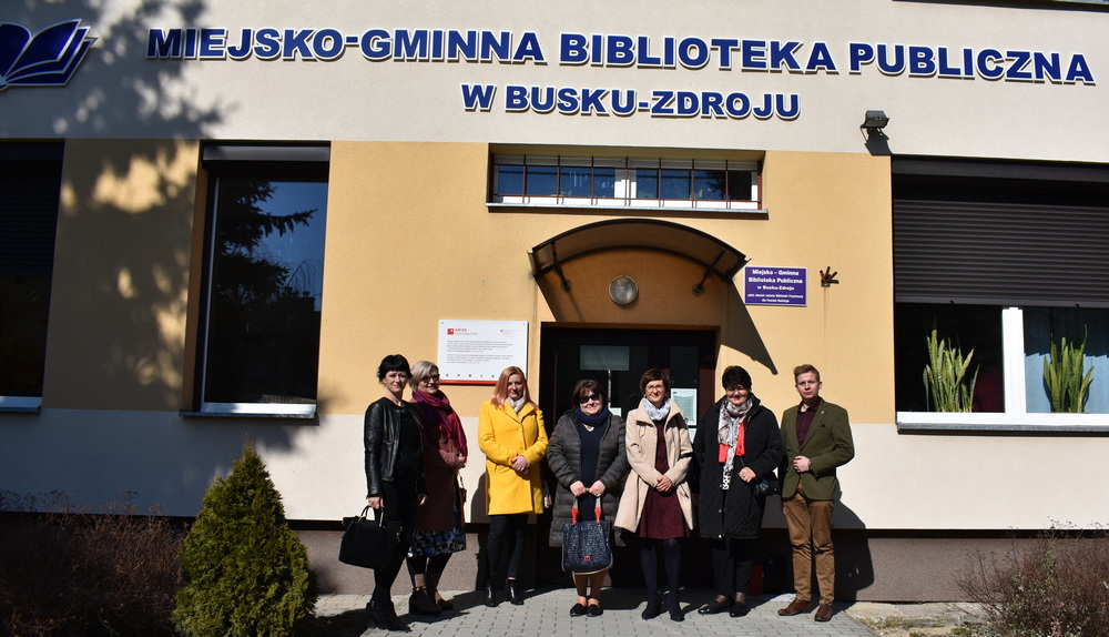 Uczestnicy super wizji przed budynkiem biblioteki