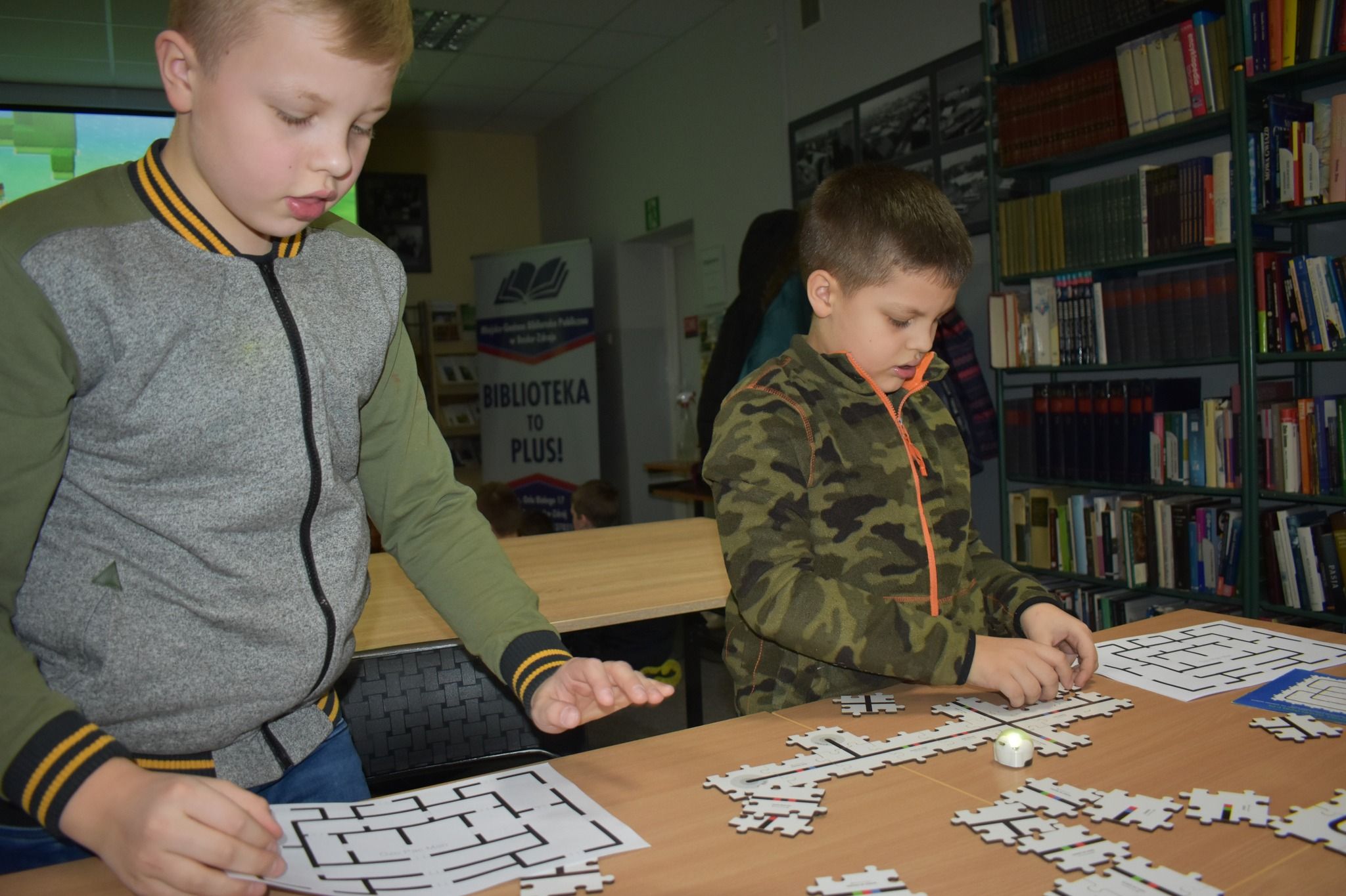 Dzieci układają puzzle
