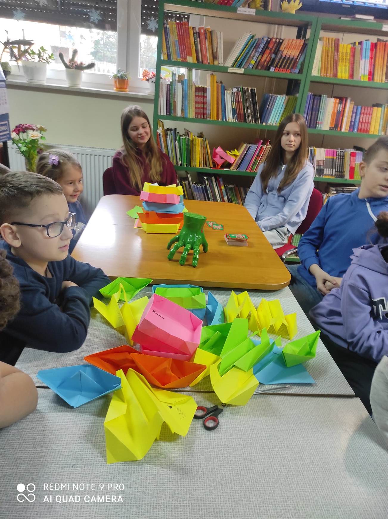 Dzieci siedzą przy stoliku