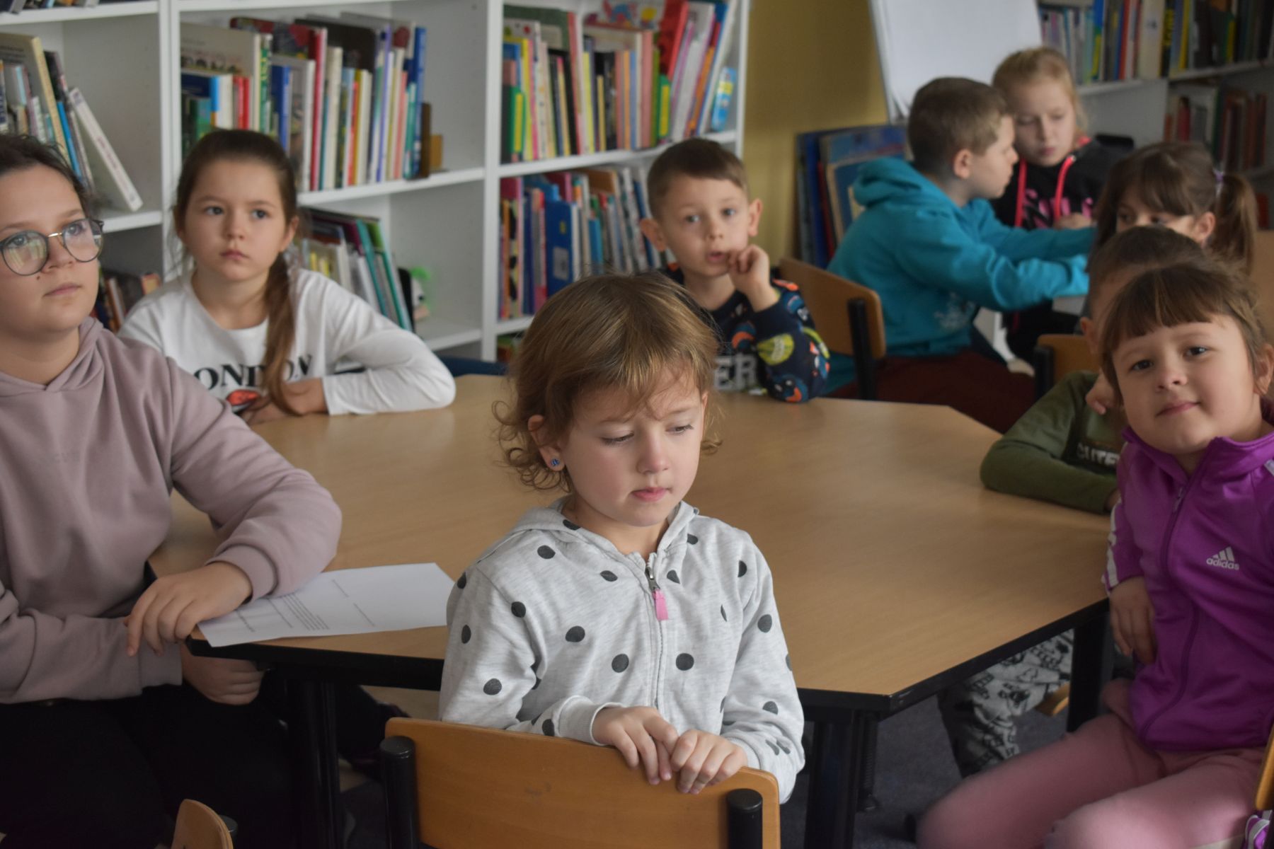 Dzieci siedzą przy stoliku