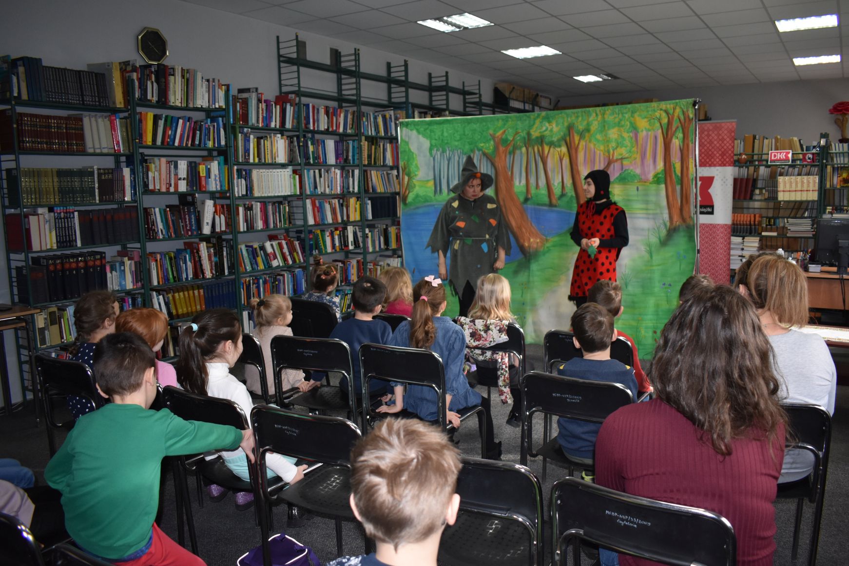 Dzieci oglądają widowisko teatralne