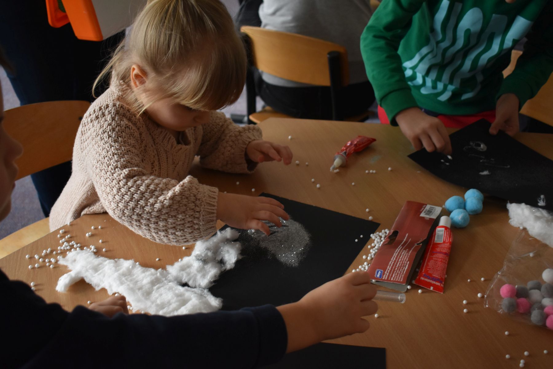 Dziewczynka wykonuje pracę plastyczną