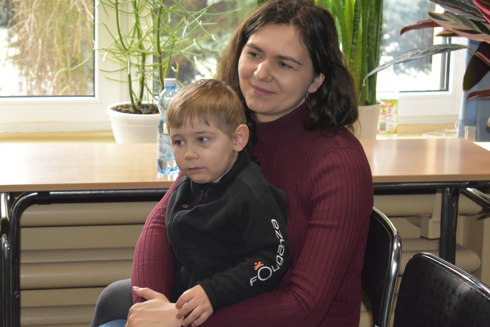Pani z chłopcem ogląda widowisko