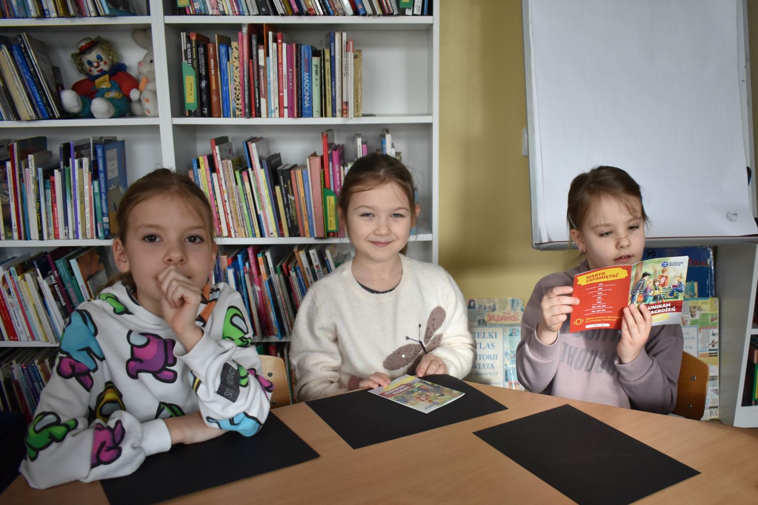 Trzy dziewczynki pozują do zdjęć
