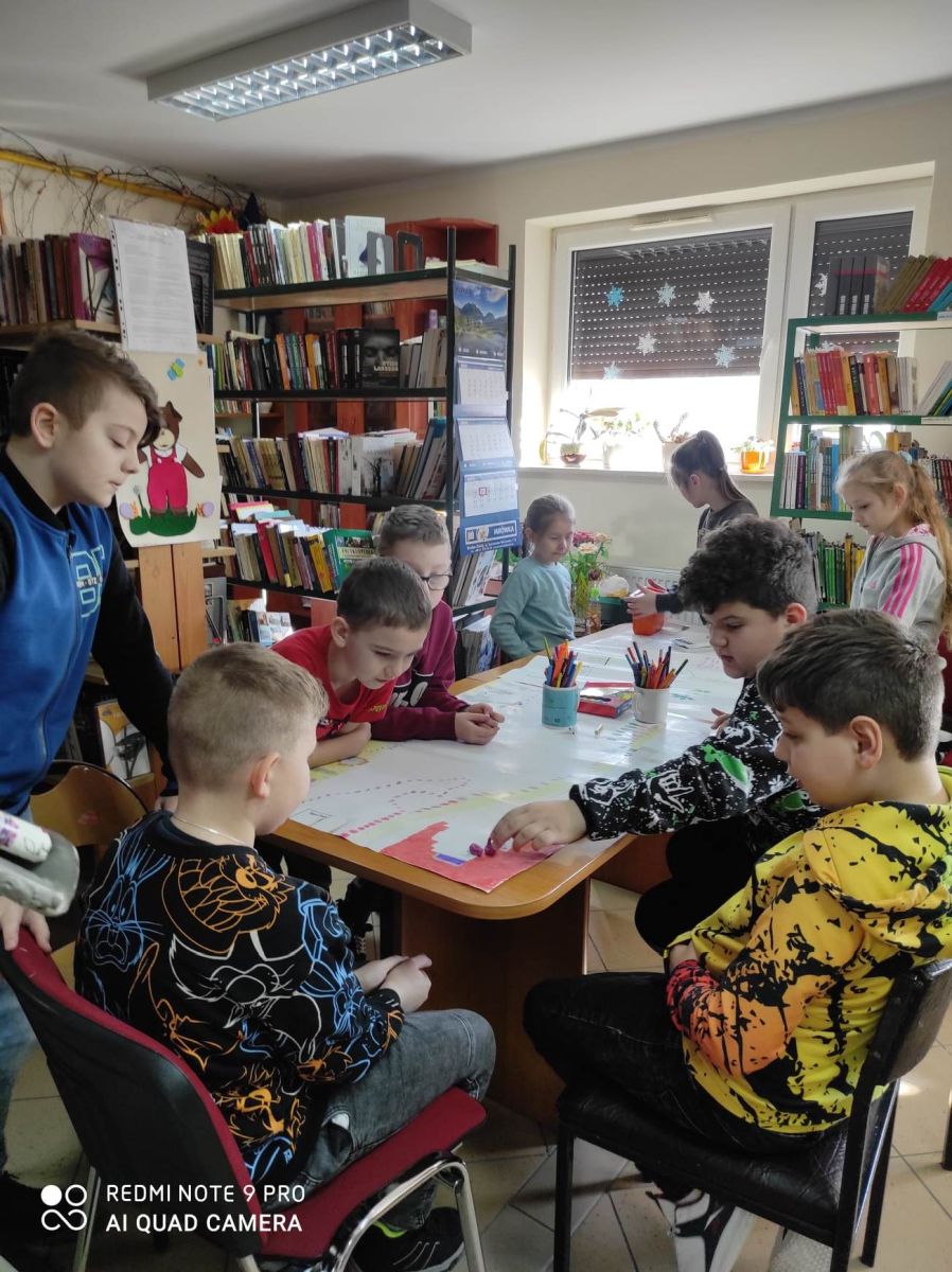 Dzieci tworzą prace plastyczne