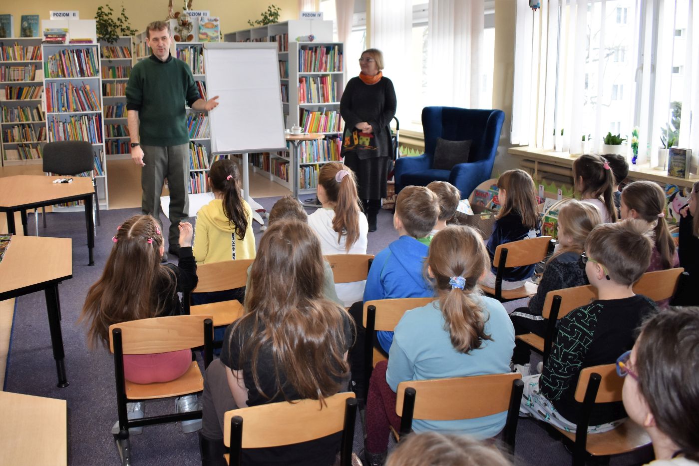 Pan i Pani witają się z dziećmi