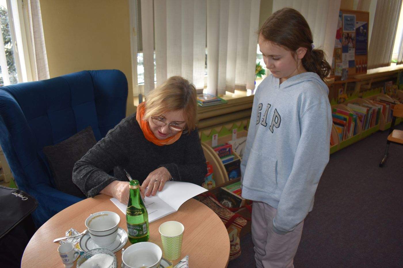 Pani udziela autografu