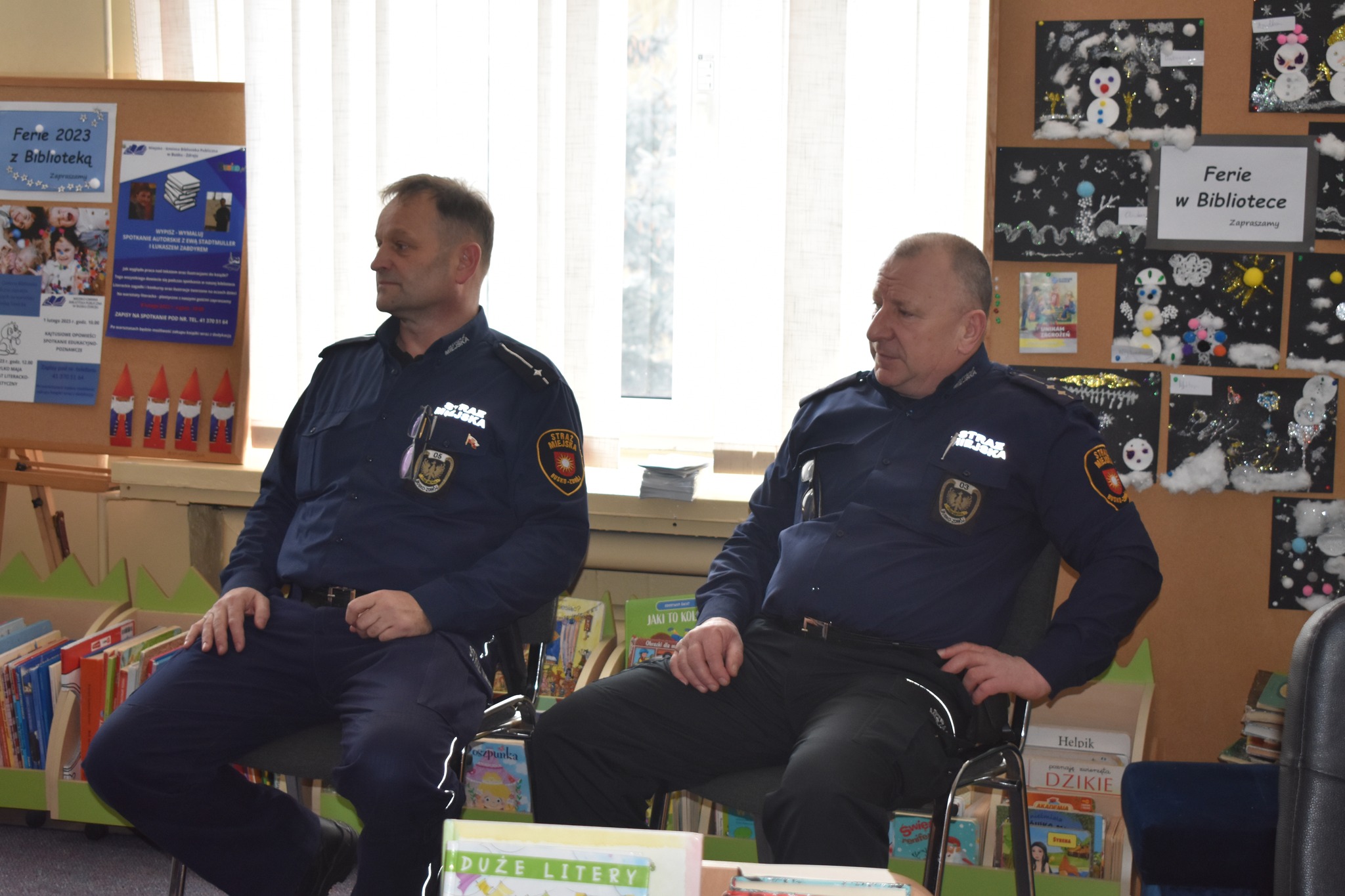 Funkcjonariusze Straż Miejskiej w bibliotece