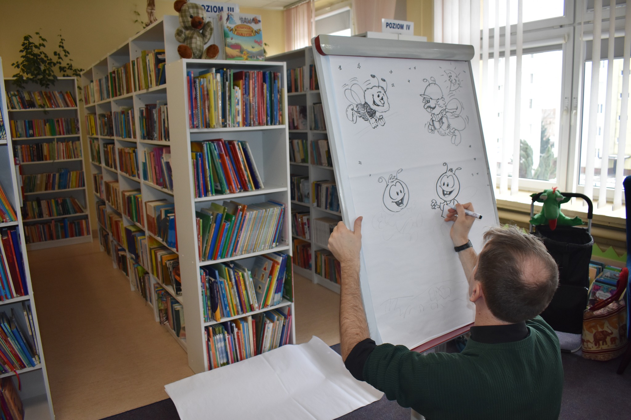 Rysownik wykonuje ilustrację