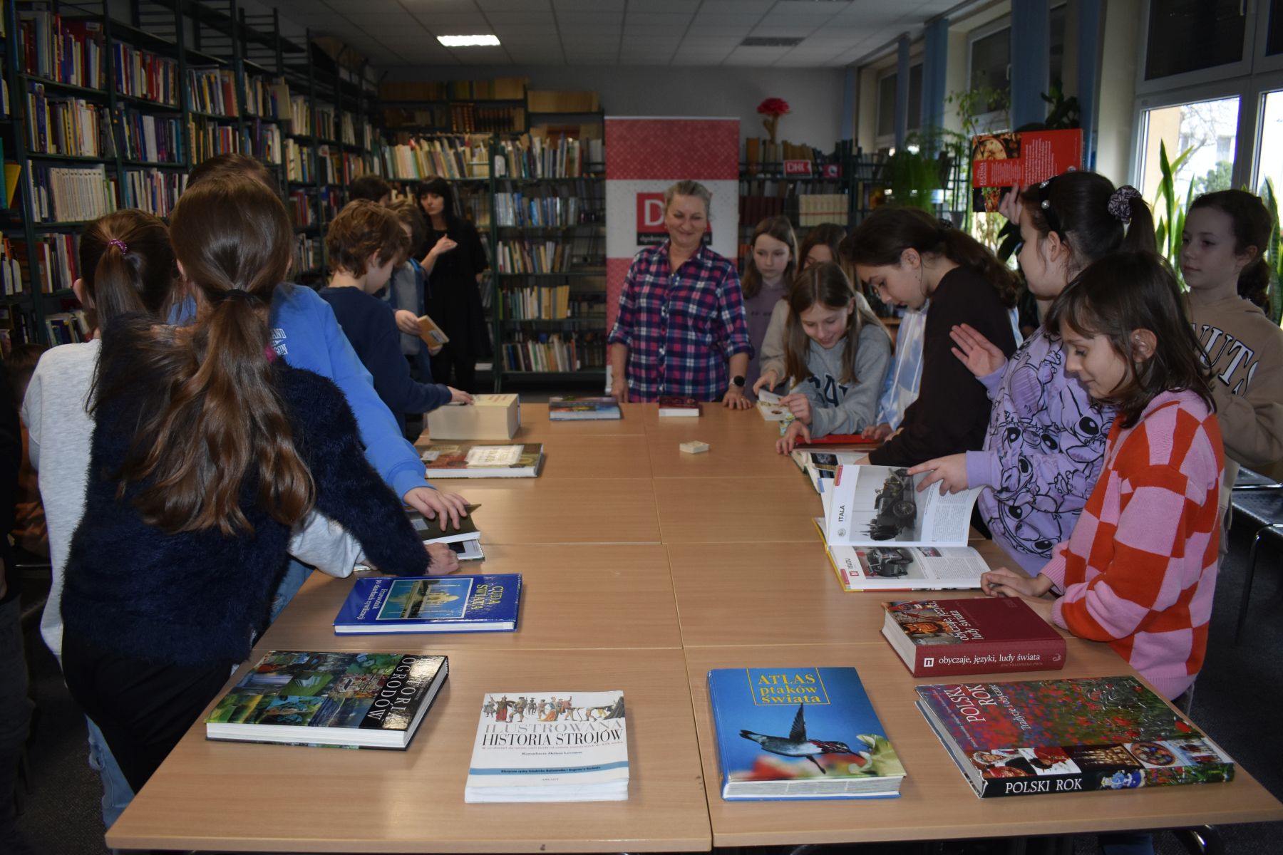 Bibliotekarz omawia księgozbiór