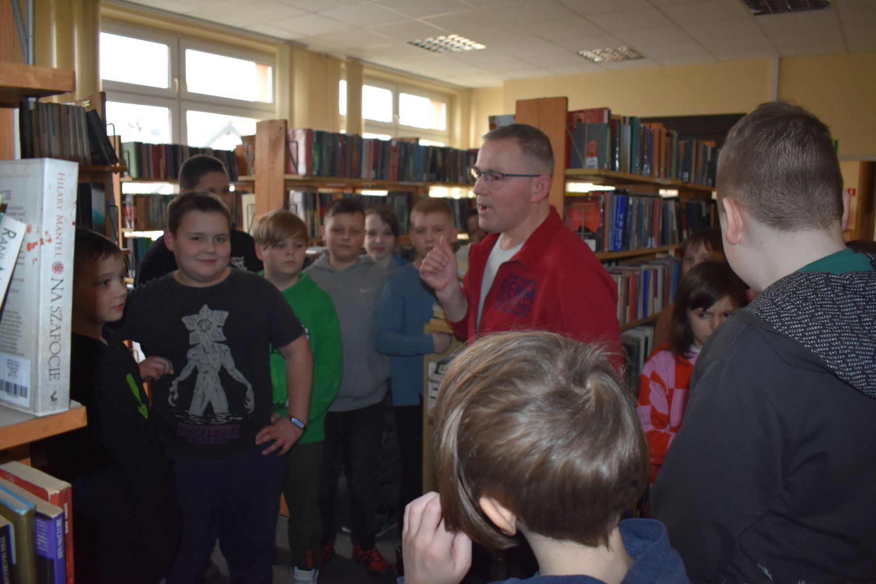 Bibliotekarz przedstawia księgozbiór