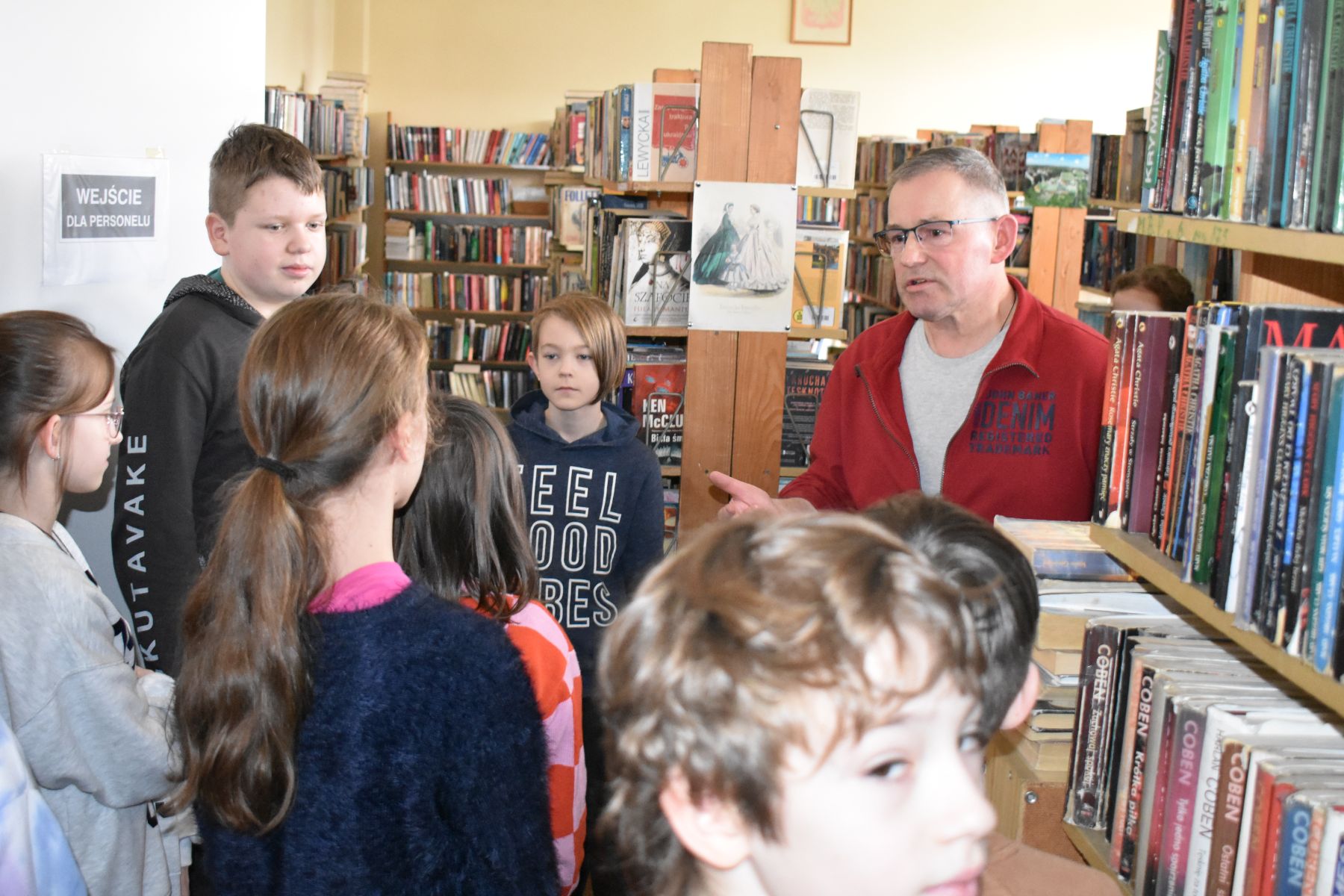 Młodzież w Wypożyczalni dla Dorosłych