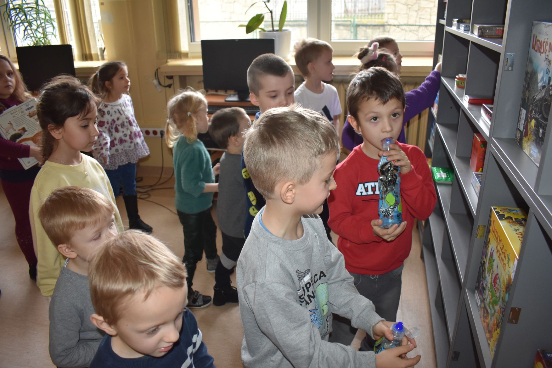 Dzieci oglądają gry planszowe
