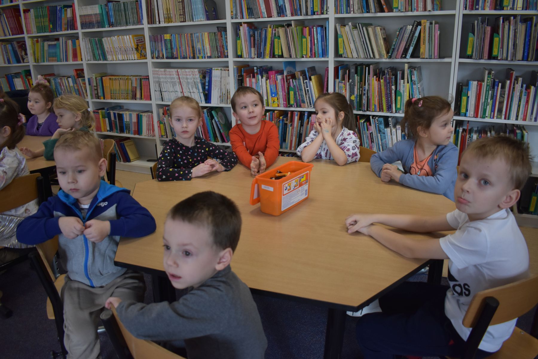 Dzieci siedzą przy stoliku