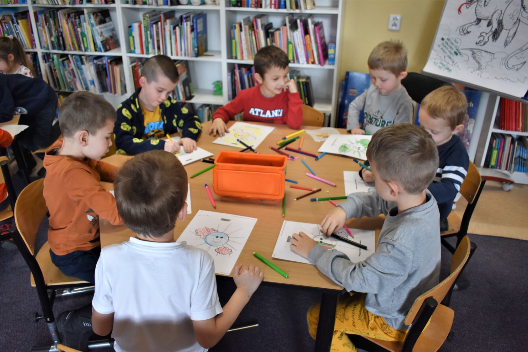 Najmłodsi wykonują prace plastyczne
