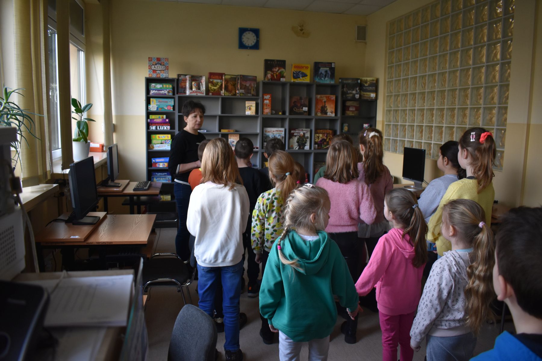 Dzieci wraz z Panią w czytelni internetowej Planeta
