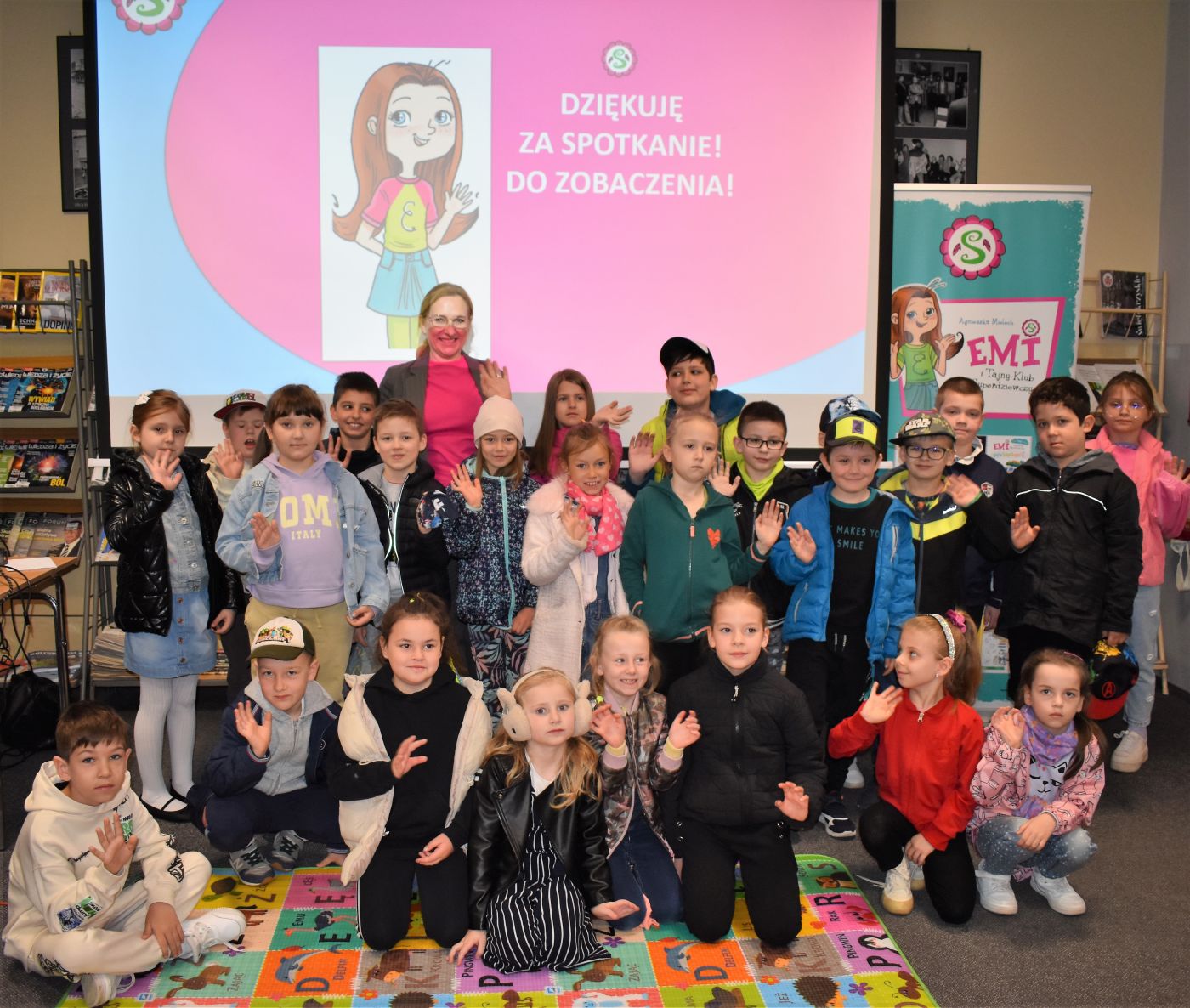 Grupa dzieci z panią pozują do zdjęcia