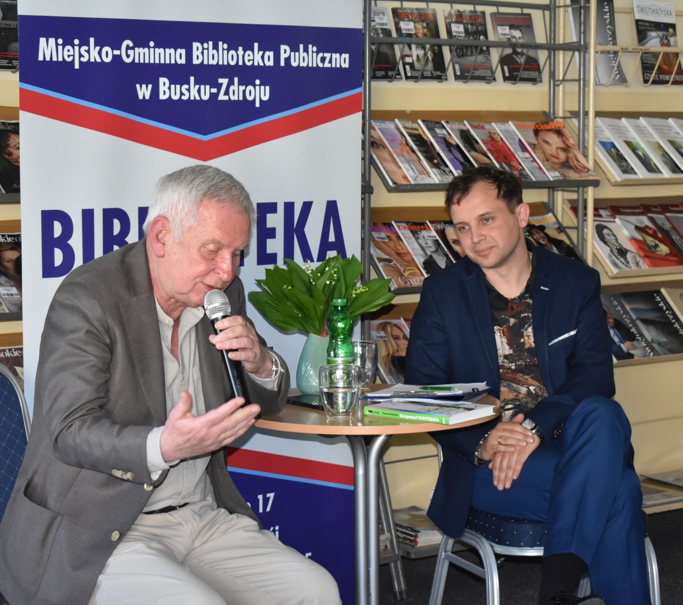 Panowie rozmawiają podczas spotkania