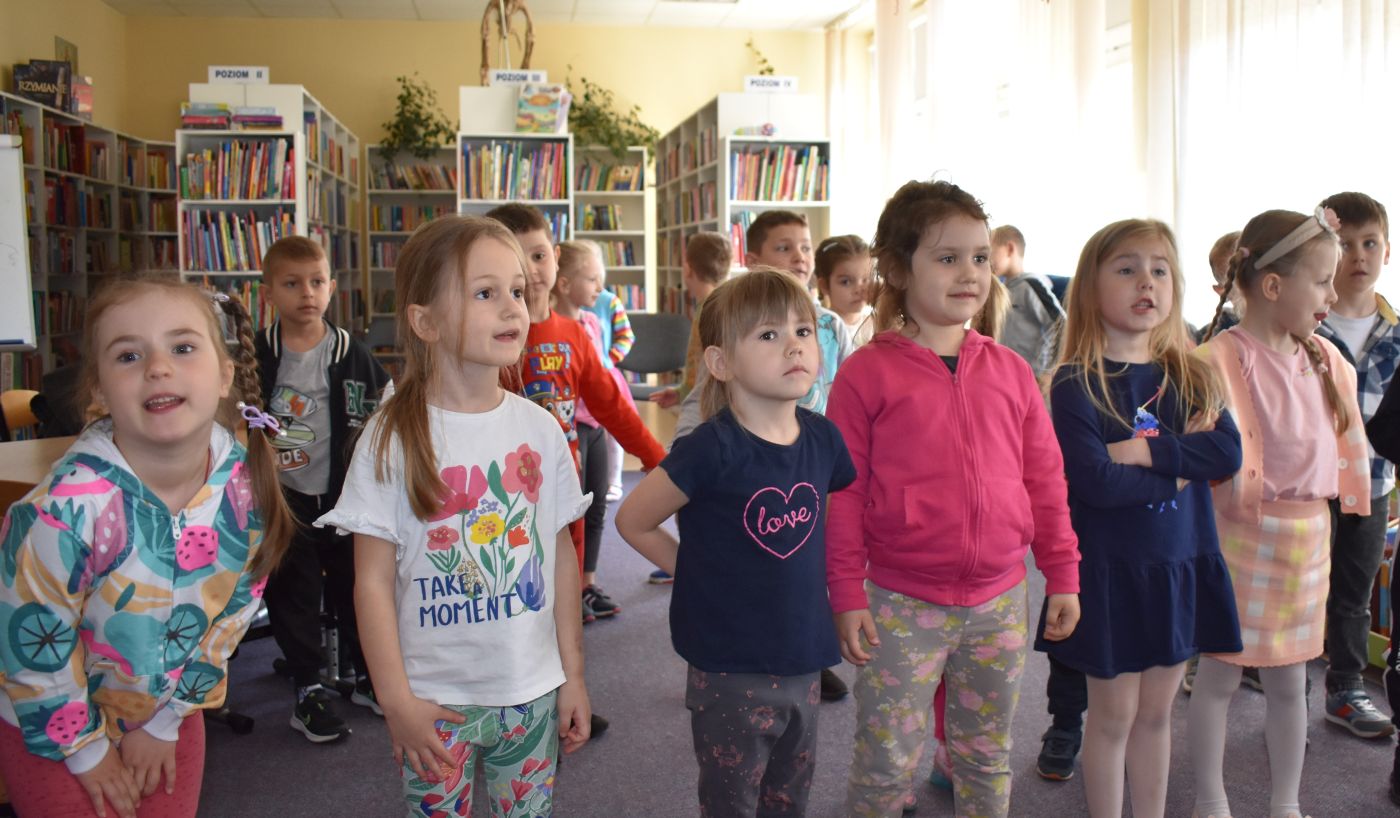 Grupa dzieci bawi się z panią