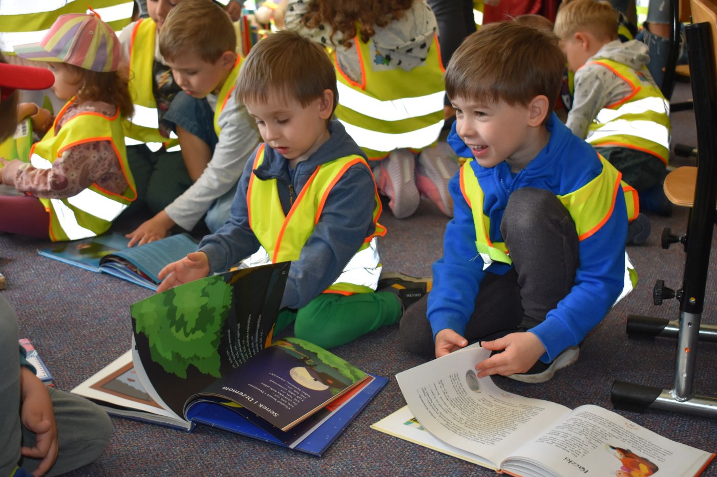 Chłopcy oglądają książki