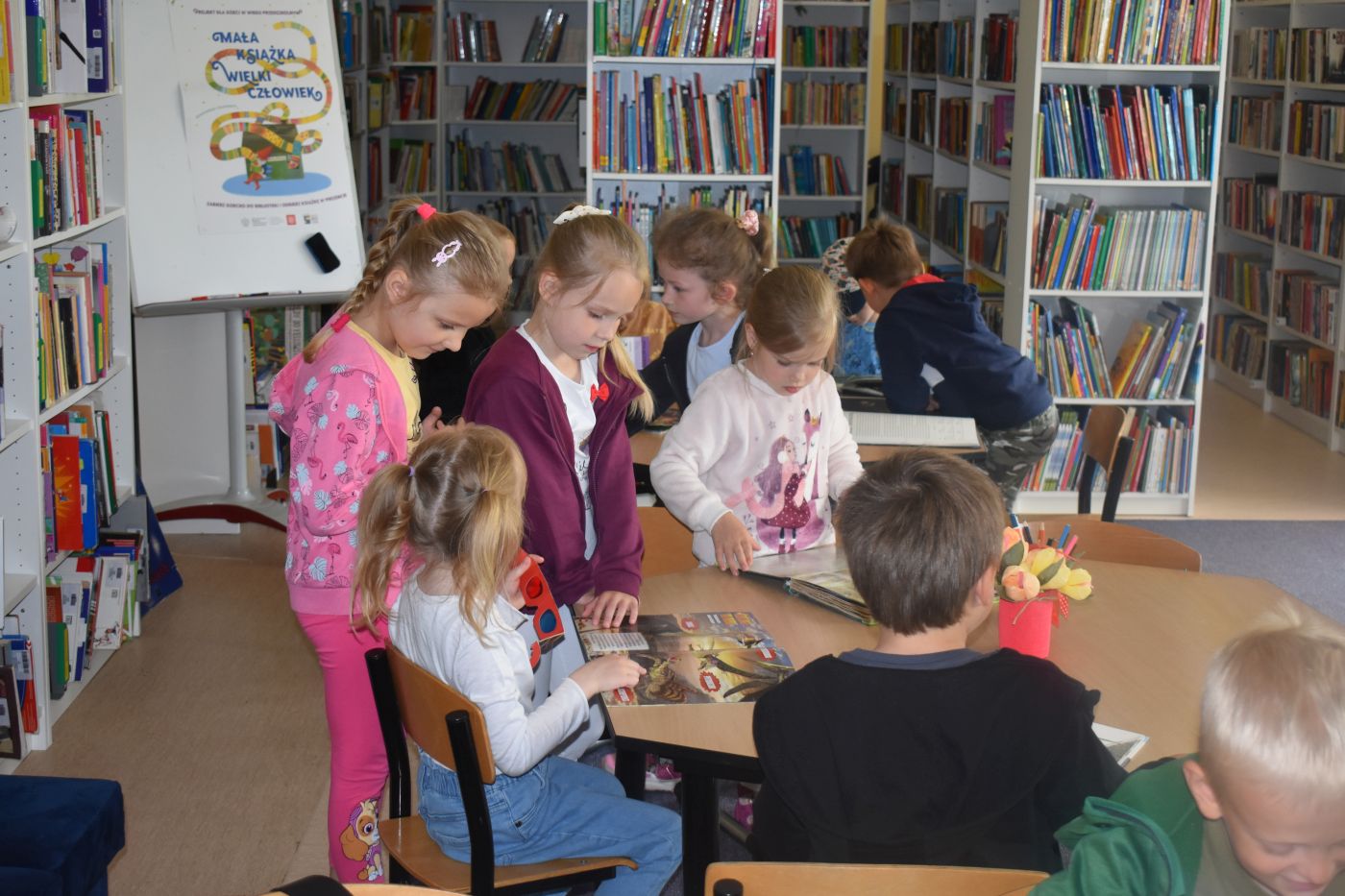 Dzieci oglądają książki