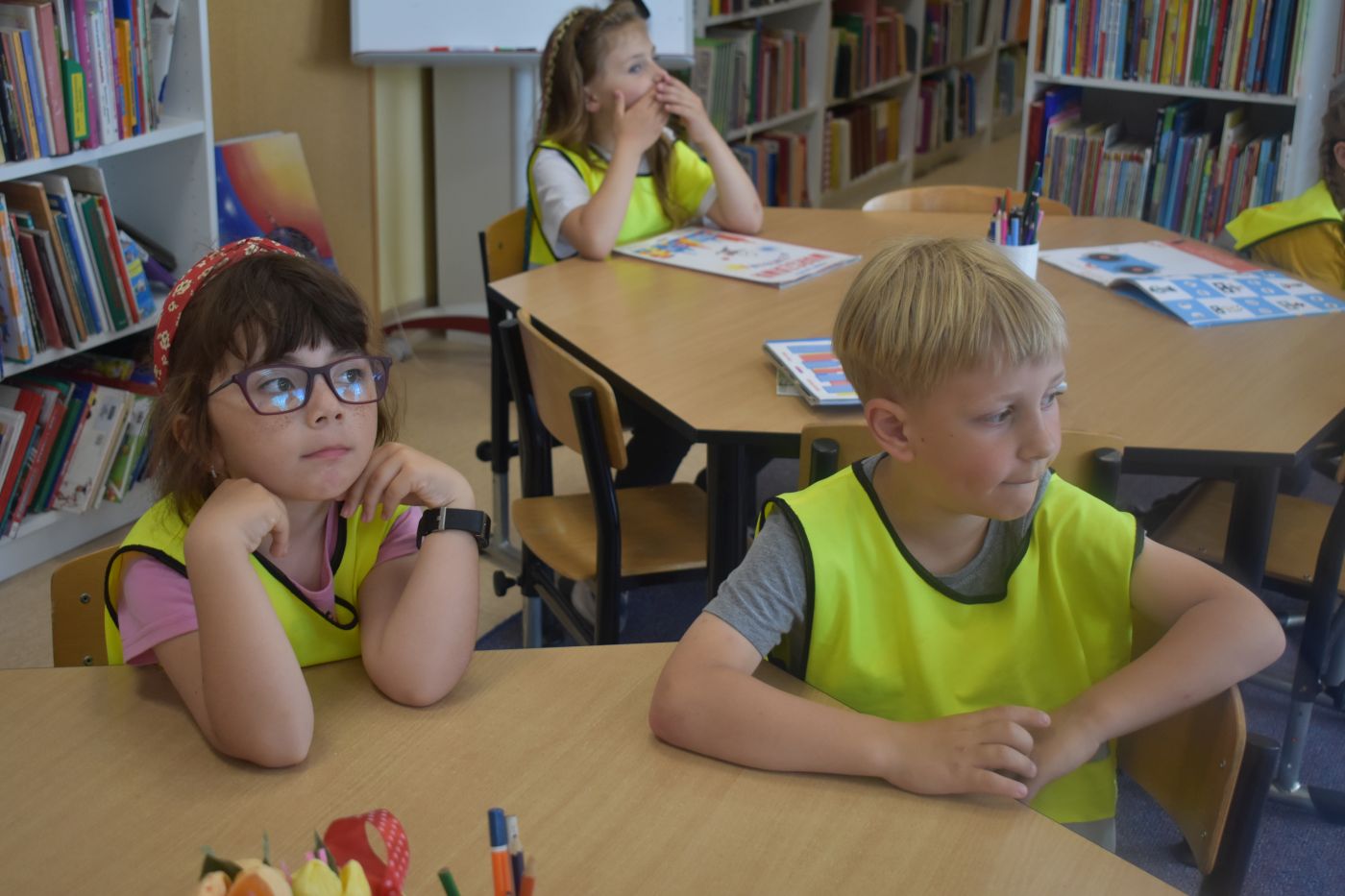 Chłopiec i dziewczynka siedzą przy stoliku