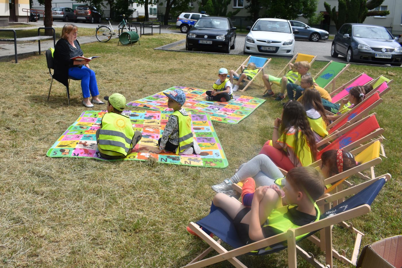 Pani czyta opowiadanie
