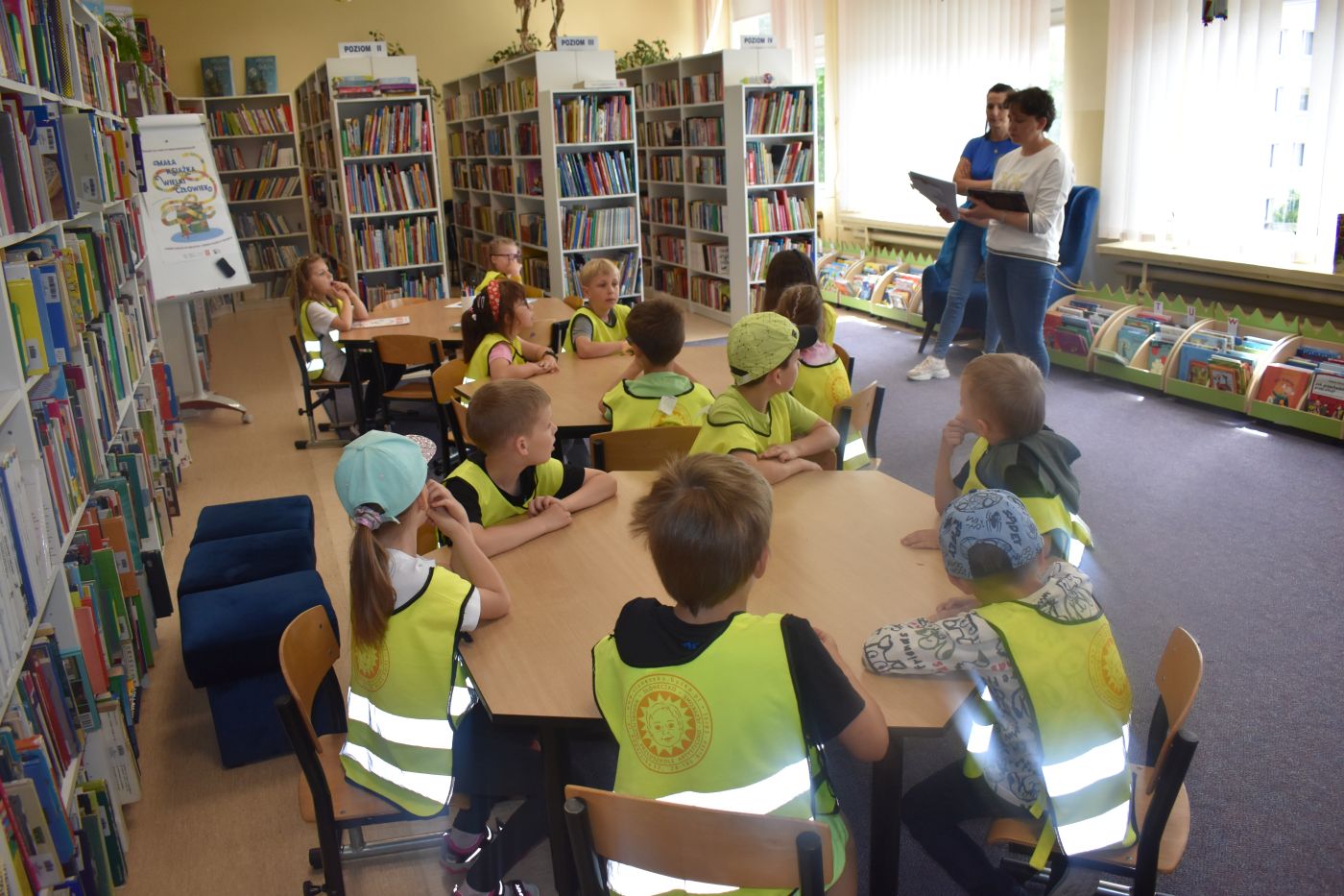 Pani prowadzi zajęcia biblioteczne