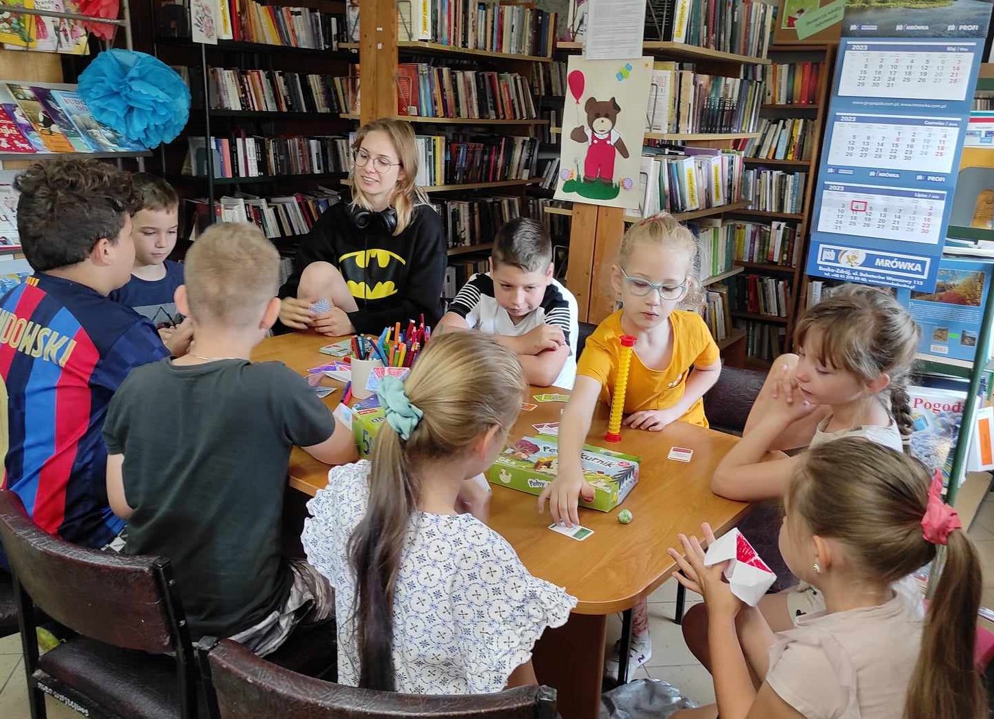 Dzieci grają w gry planszowe